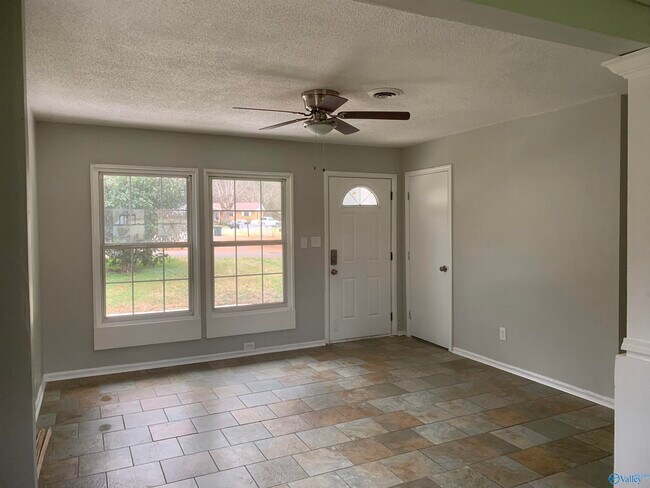 Foto del edificio - 3807 Melody Rd NE