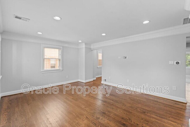 Foto del edificio - 5803 Ravenswood Rd