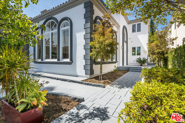 Building Photo - 107 N Doheny Dr
