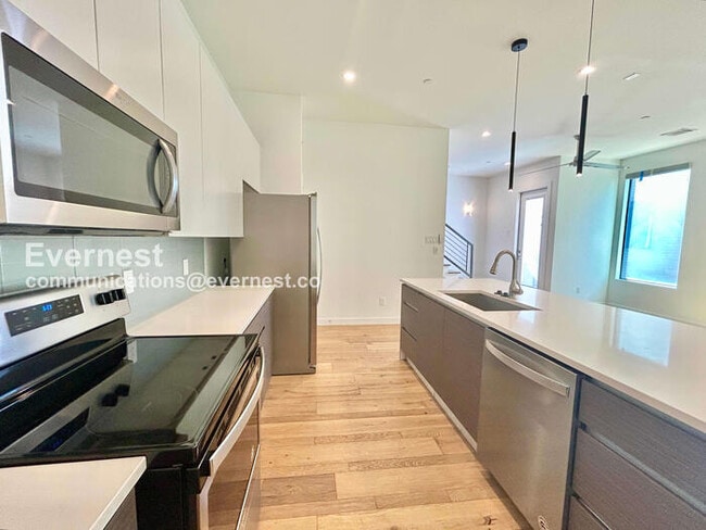 Foto del edificio - 2711 Kimsey Dr