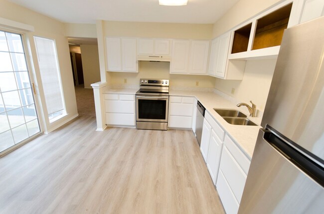 Building Photo - 6 MONTH LEASE! Spacious 3 bedroom 2 bath t...