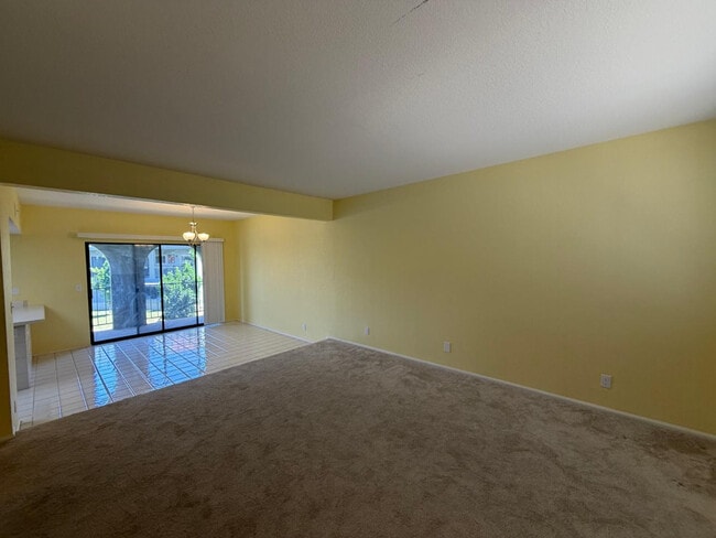 Foto del edificio - 2524 S El Paradiso