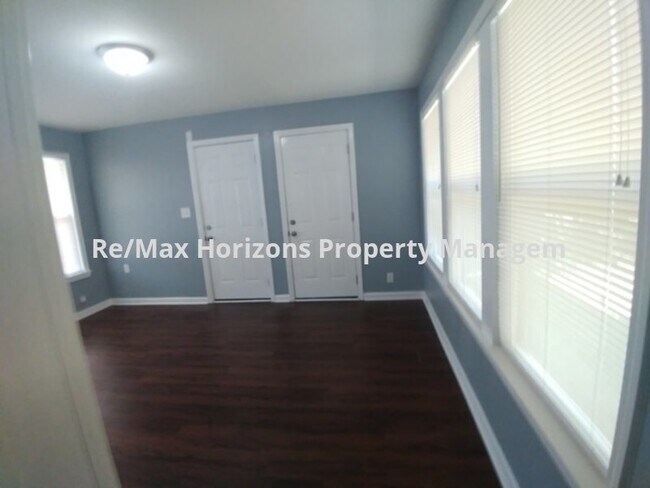 Foto del edificio - Nice west side home!  Now offering half of...