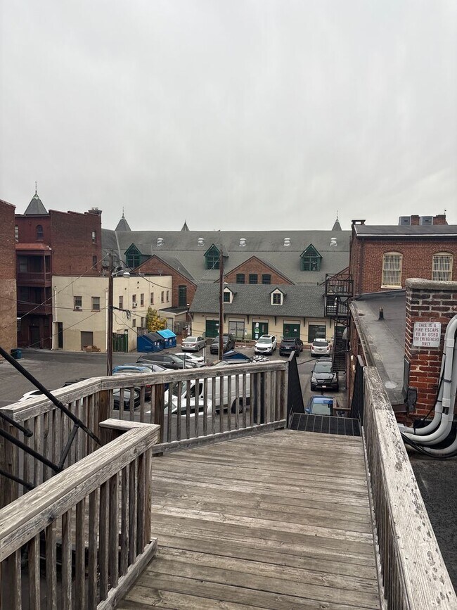 Building Photo - Modern Spacious Studio Apartment in the Rosenmiller Building in Downtown York City!