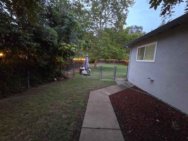 Foto del edificio - 3 bed 1 bath Duplex with garage and private yard