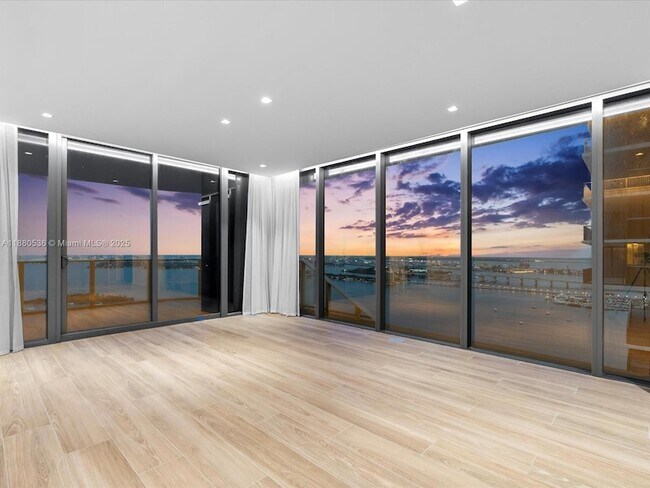 Foto del edificio - 700 NE 24th St