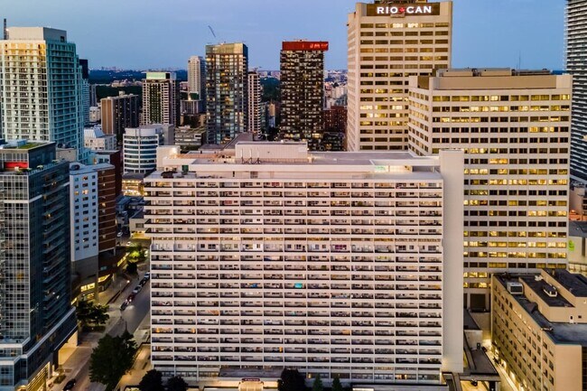 Photo du bâtiment - Yonge Eglinton Apartments – Duplex