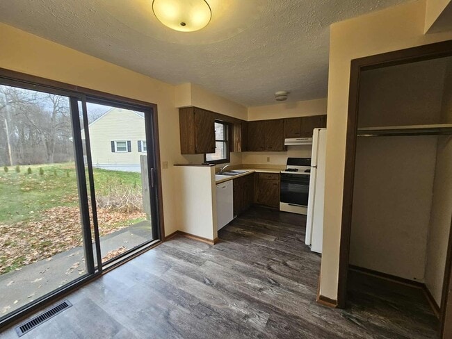 Building Photo - Ravenna 2 Bedroom 1 Bath