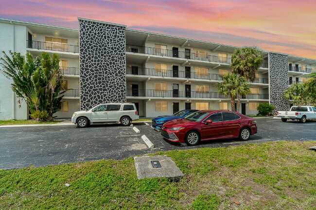 Building Photo - "Chic 2-Bed, 2-Bath Condo with Granite Fin...