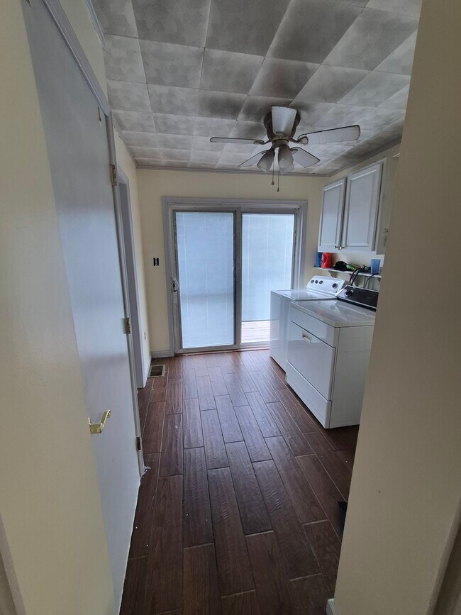 Lavadero - 1744 W Market St