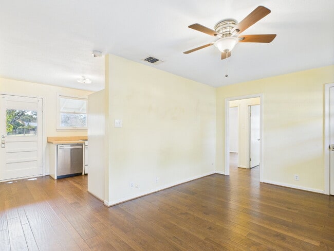 Building Photo - Adorable two-bedroom one-bath !!!!!