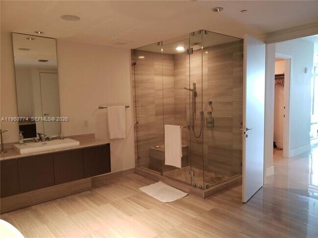 Foto del edificio - 3250 NE 188th St