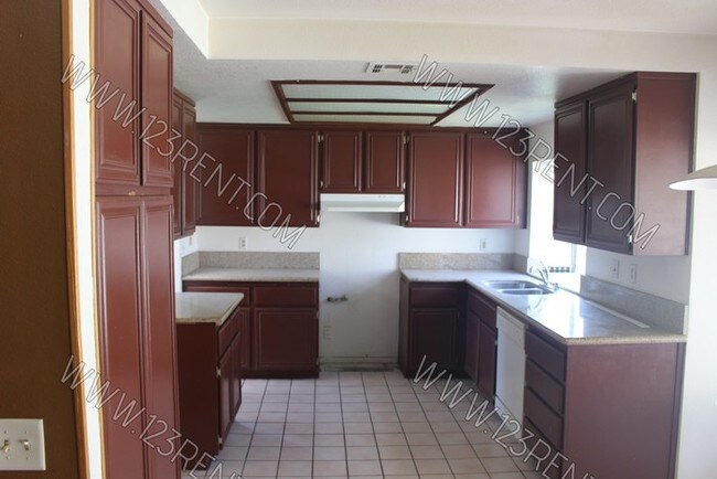 Building Photo - POOL HOME in East Lancaster 4 BD/ 3BTH