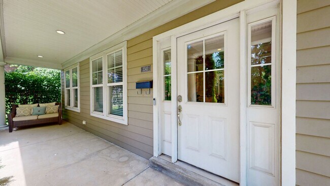 Building Photo - 3 Bed/4.5 Bath Crescent Hill Charmer with ...