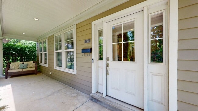 Foto del edificio - 3 Bed/4.5 Bath Crescent Hill Charmer with 2 Car Garage
