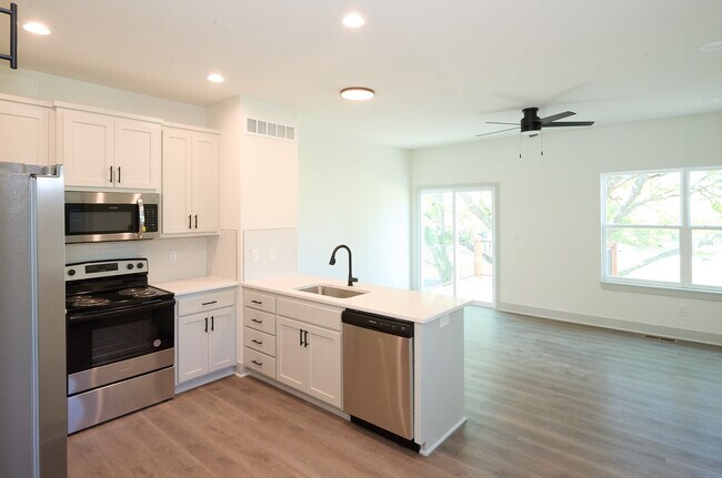 Cocina mirando hacia la sala de estar - Eagle Creek Townhomes