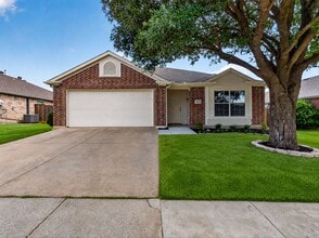 Building Photo - 3004 Sawgrass Dr