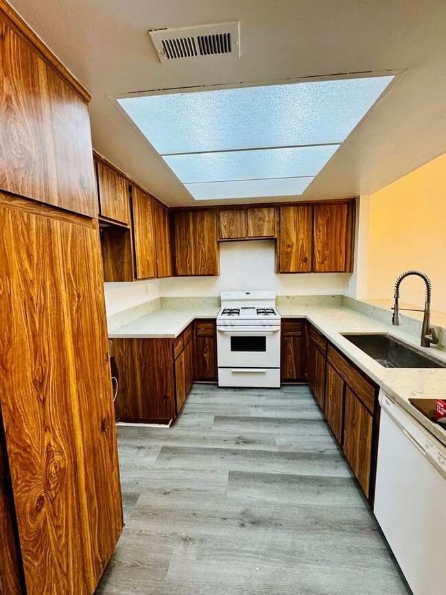 Foto del edificio - COMING SOON - 3 Bedroom 2 Bath Condo in Hawaiian Gardens