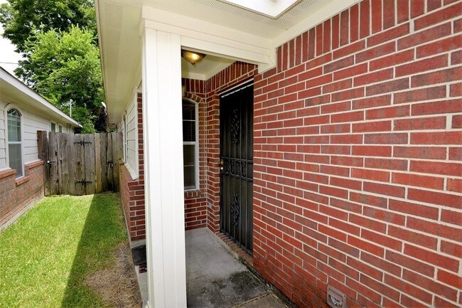 Building Photo - College Duplex ready for Move-in!