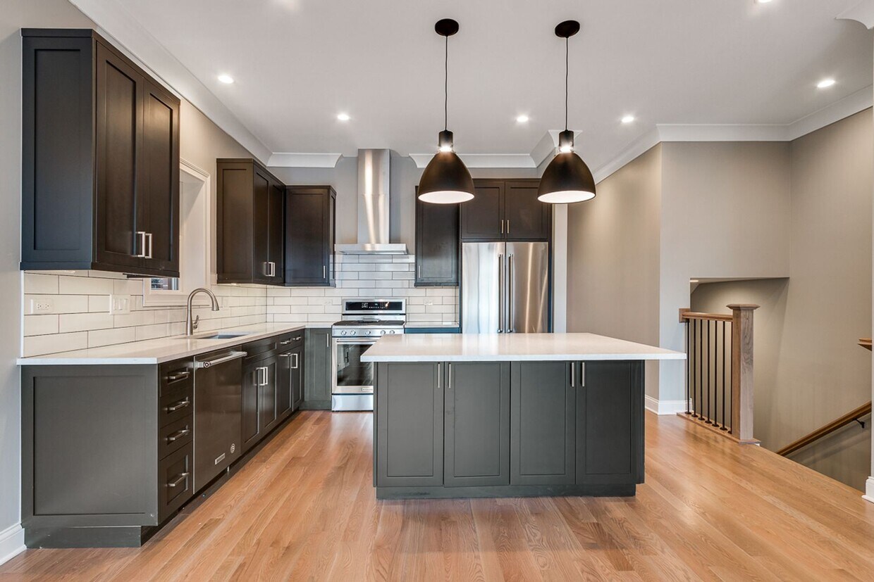 Foto principal - 2327 N Southport Ave