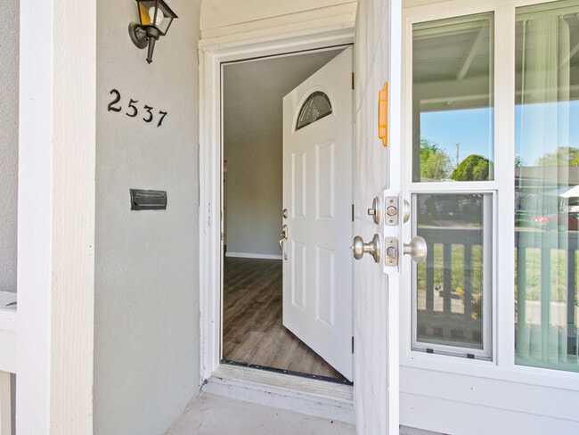 Foto del edificio - FOR RENT in Sacramento! 2533 Michelle Dr, ...