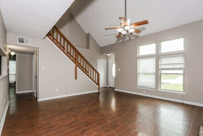 Foto del edificio - 511 Rosewood Ln