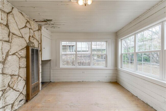 Building Photo - 4405 Caswell Ave