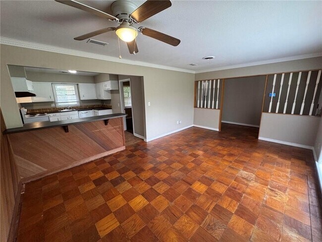 Foto del edificio - 5855 Woodvale Dr