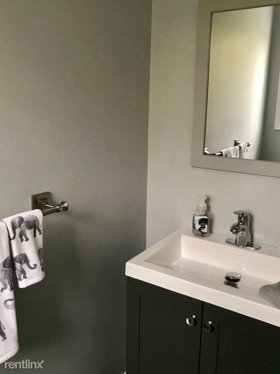 Building Photo - 1 br, 1.5 bath Townhome - 65 Plains Road