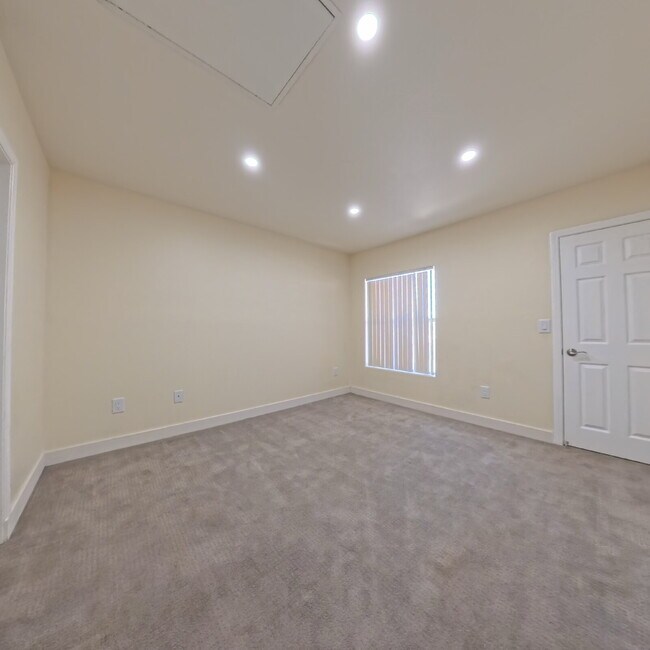 Foto del edificio - Charming 2nd Floor Unit In Gated Community!