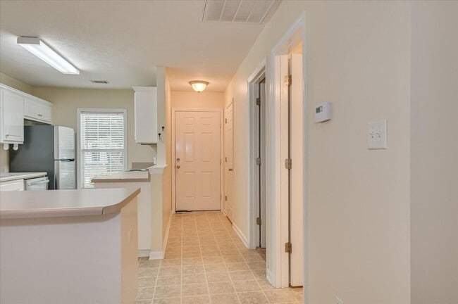 Building Photo - 2 Bedroom 2 Bathroom Townhouse