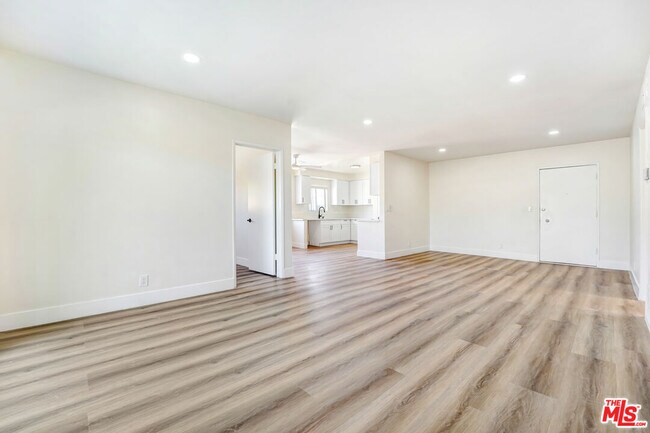 Foto del edificio - 8208 Romaine St