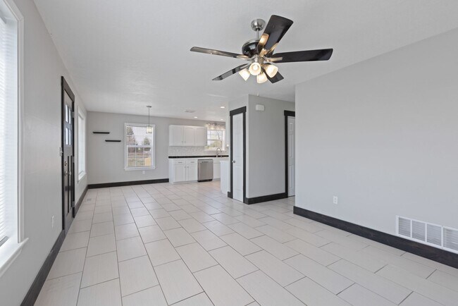 Foto del edificio - 4-Bed 2-Bath Hidden Gem on a Quiet Cul-de-Sac in Idaho Falls – Move-In Ready!