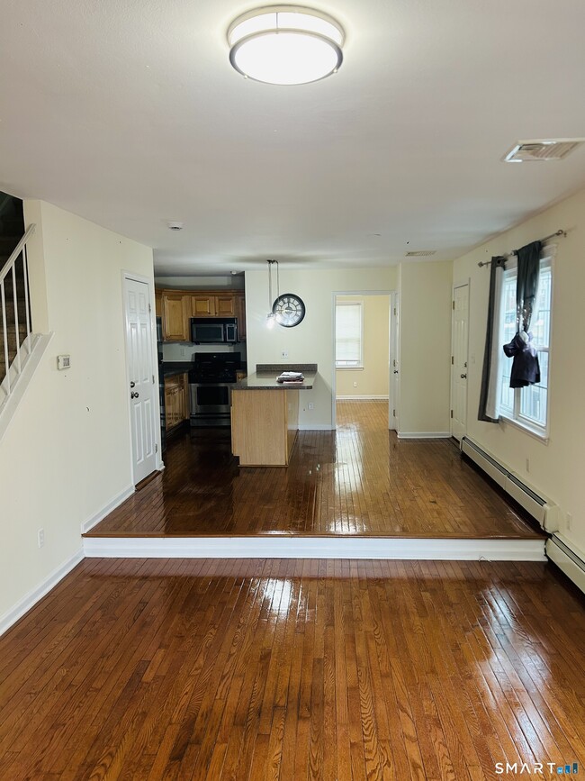 Building Photo - 82 Sunrise Ave