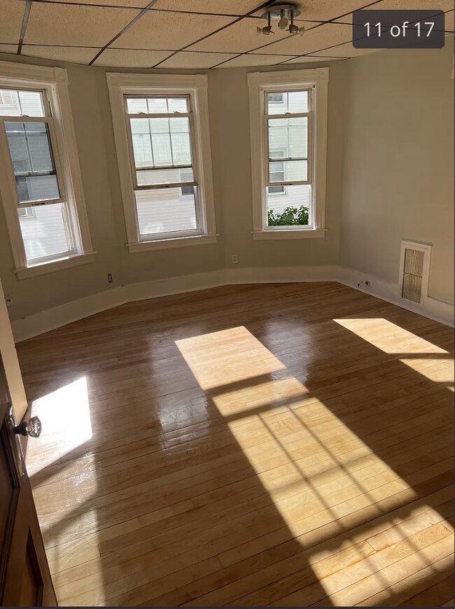 Building Photo - Beautiful 3 Bedroom 1 Bath Apartment Located in Worcester, MA