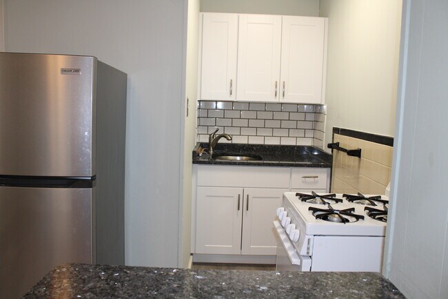 Building Photo - 10 Henchman St