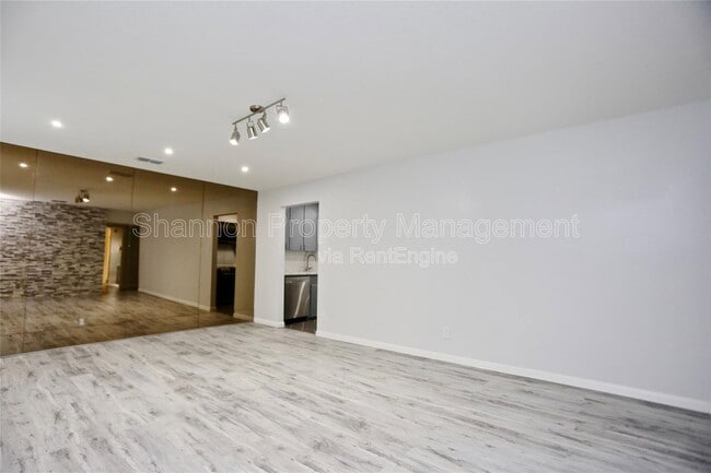 Foto del edificio - 2824 Briarhurst Dr
