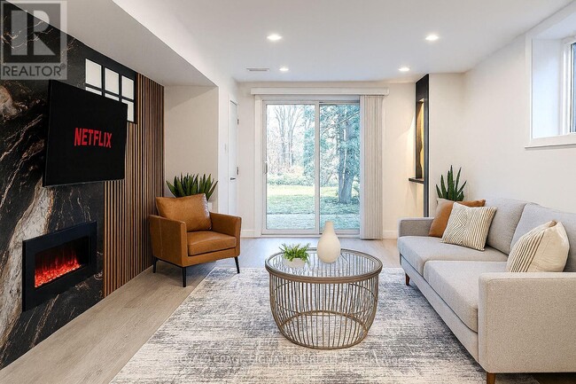 Building Photo - 130 King St