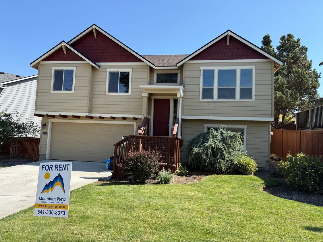 Primary Photo - Spacious 4 Bed/3 Bath Single Family Home i...
