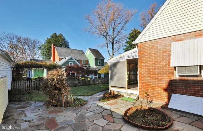 Building Photo - 106 S Brook Ln
