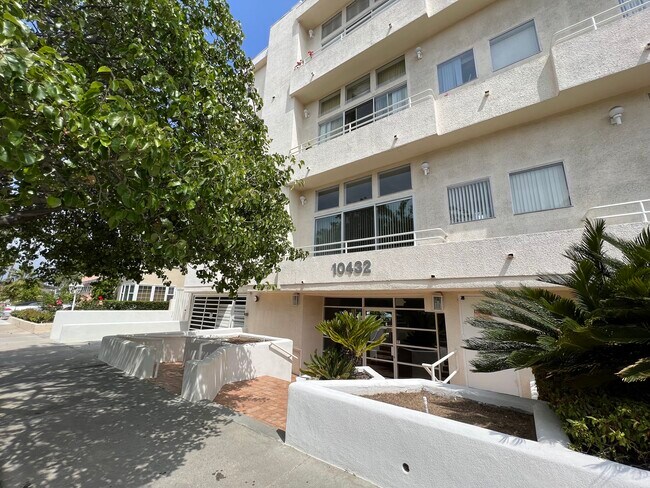 Foto del edificio - 10432 Eastborne Ave