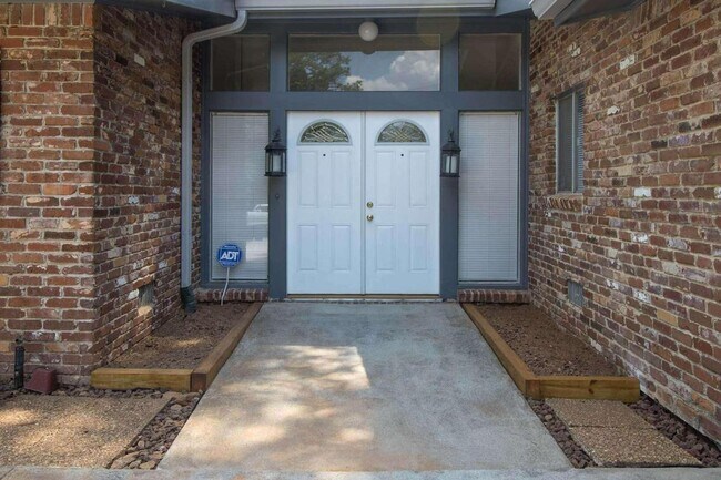 Foto del edificio - 4429 Riverwood Cir