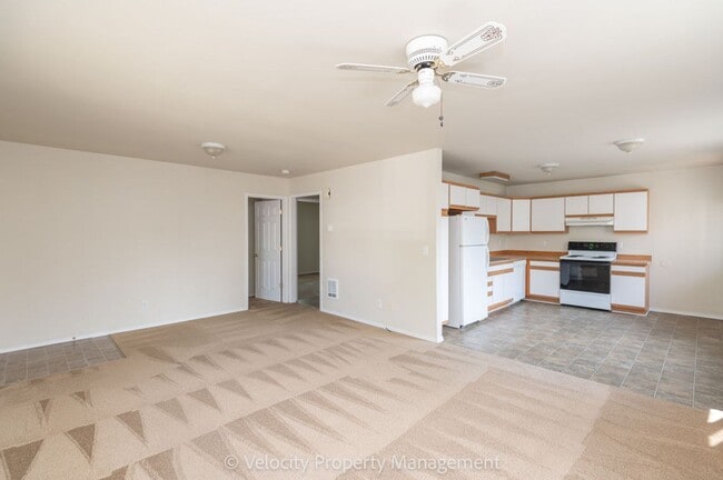 Building Photo - Bright and spacious 2 bedroom home!