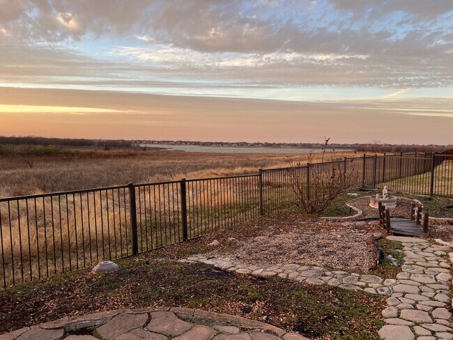 Foto del edificio - 4205 Lakeside Dr