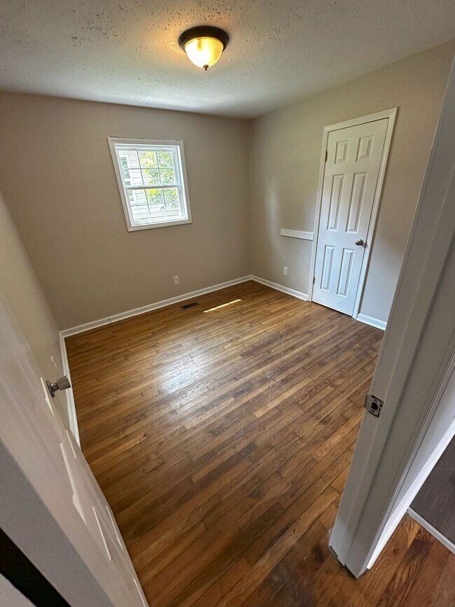 Building Photo - 3 Bedroom 1 Bath Home