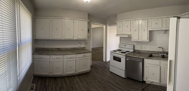 Building Photo - Charming 3-bedroom, 1.5-bathroom home available for rent in Clearwater, KS!