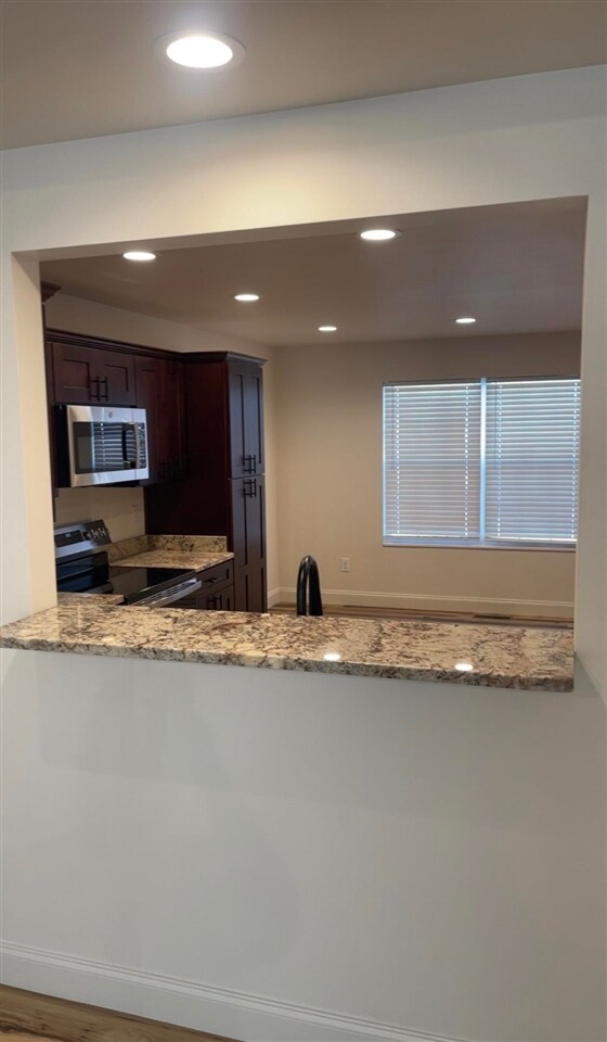 Foto del edificio - 144 Hillridge Ct