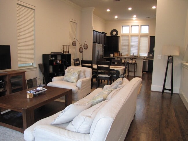 Foto del edificio - 6306 Grand Blvd