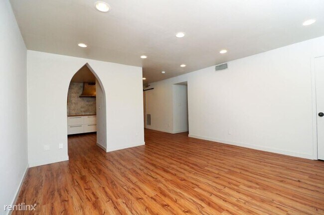 Building Photo - 2 br, 1 bath Condo - 3079 Colonial Way