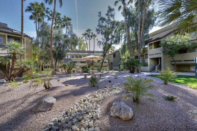 Foto del edificio - Dobson Bay Club